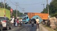 Truk Hancur hingga Bak Terlepas! Lakalantas 3 Kendaraan di Palas Bikin Arus Lalu Lintas Macet
