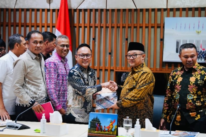 Bupati Bengkalis Serahkan Dokumen Usulan Peningkatan Pendidikan Kepada Menteri Pendidikan Dasar dan Menengah RI