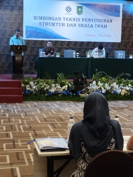 Disnakertrans Riau Taja Bimtek Penyusunan Struktur dan Skala Upah di Perusahaan