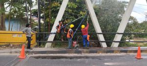 Libur Lebaran Dinas PUPR-PKPP Riau Melakukan Pemeliharaan Jembatan Sungai Sail, Kota Pekanbaru