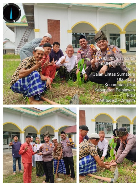 Peduli Lingkungan, Kapolsek Ukui Mike Kurniawan Turun Langsung Tanam Mahoni dan Pulai di Masjid Al Jihad