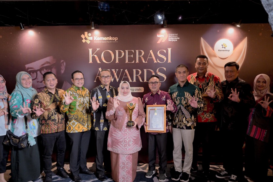 Bupati Kasmarni Raih Penghargaan Bakti Koperasi Nayaka Mahambara 2026