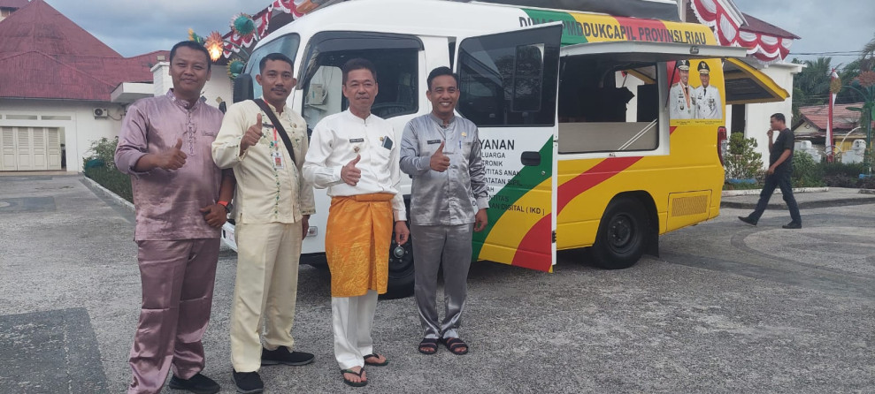 Bupati Rohil Terima Bantuan Mobil Disdukcapil Keliling Dari Pemprov Riau