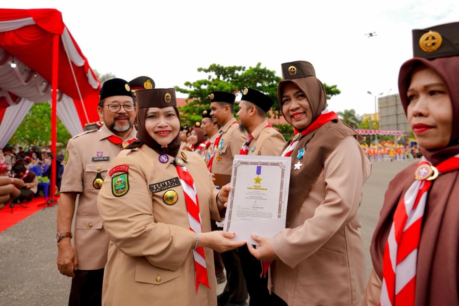 Bupati Kasmarni Bangga, 21 Tokoh Pramuka Bengkalis Raih Lencana Pancawarsa