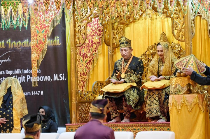 Bupati Bengkalis Hadiri Prosesi Penganugerahan Adat Ingatan Budi untuk Kapolri