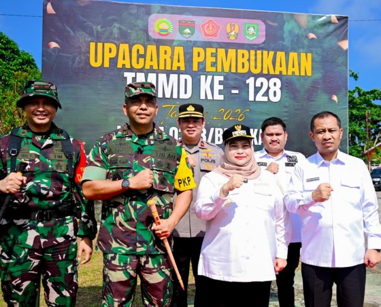 Bupati Kasmarni Tekankan Semangat Gotong Royong saat Membuka TMMD ke-128 di Pinggir
