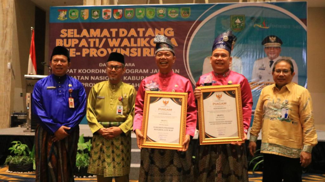 Atas Keberhasilan JKPB,  Pj Walikota Terima Penghargaan UHC dari Gubernur Riau