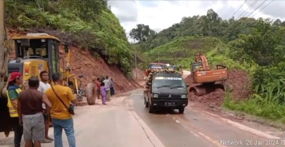 Hati-hati Jalan Lintas Riau-Sumbar di Kampar Rawan Longsor