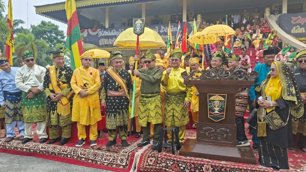 Lepas Arak-arakan HKN, Fadli Zon Hentak Cokmar LAMR Tiga Kali
