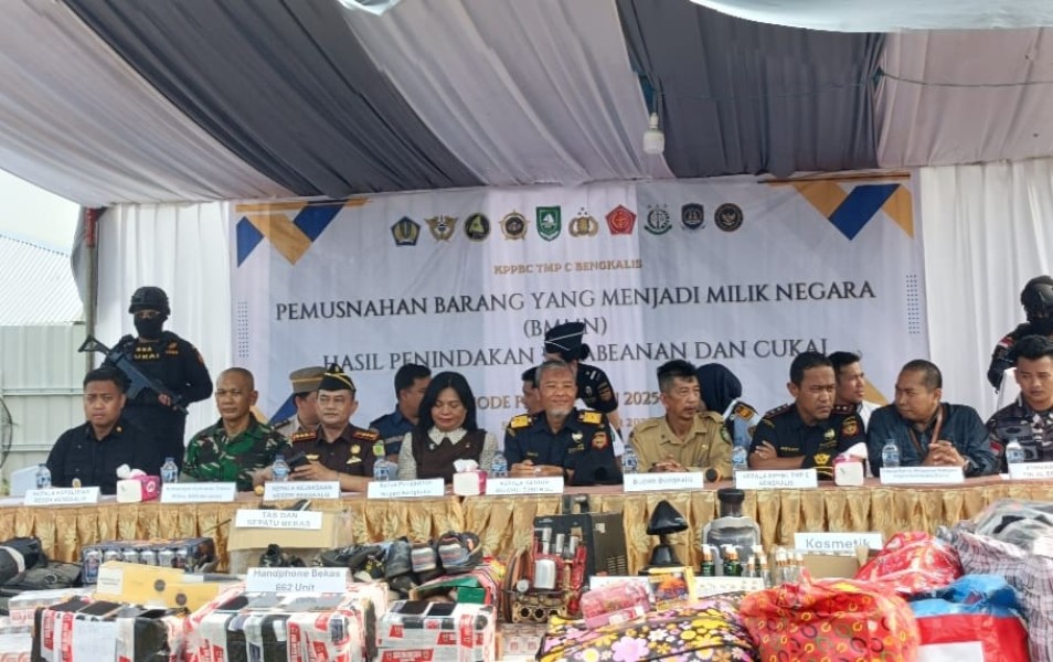 Bea Cukai Bengkalis Musnahkan 1,4 Juta  Rokok dan iPhone Ilegal