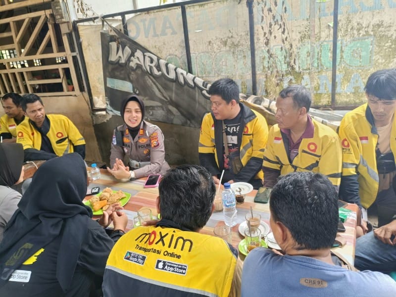 Polisi Bersama Masyarakat! AKP Rara Pererat Silaturahmi dengan Driver Maxim