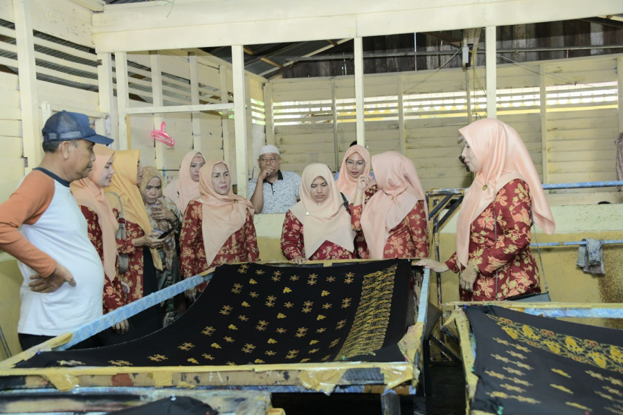 Kunjungi dan Pelajari Batik Tenun Langgam Sako, DWP Unit Diskominfotik Dukung Batik Lokal