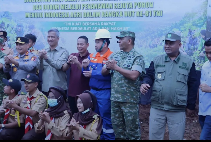 Sinergitas TNI, POLRI, Pemprov Rau, Pemda Kab  Siak, Dan Buruh Melalui Penanaman Sejuta Pohon Menuju Indonesia Asri